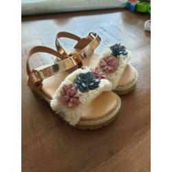 Nieuwe zara sandalen met bloemen in maat 19