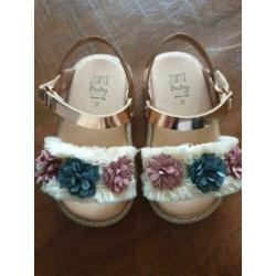 Nieuwe zara sandalen met bloemen in maat 19