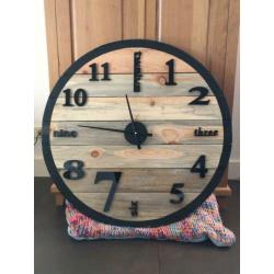 Wandklok van hout. Groot, landelijk/industrieel.