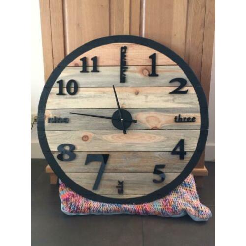 Wandklok van hout. Groot, landelijk/industrieel.