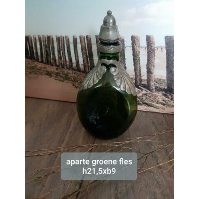Mooie brocante fles met zilveren decoratie. Maat op de foto.