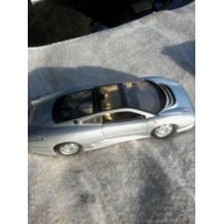 2 Maisto Schaalmodellen Jaguar en Ferrari te koop...bieden!!