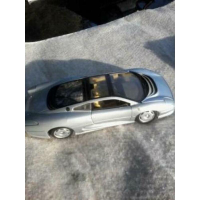 2 Maisto Schaalmodellen Jaguar en Ferrari te koop...bieden!!