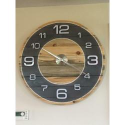 Wandklok van hout. Groot, landelijk/industrieel.