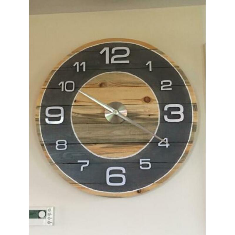 Wandklok van hout. Groot, landelijk/industrieel.