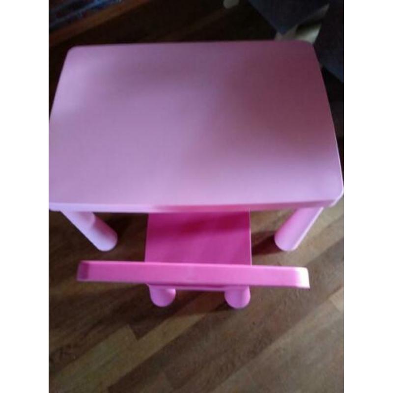 Tafeltje en stoeltje(kunststof/IKEA) voor meisjes.