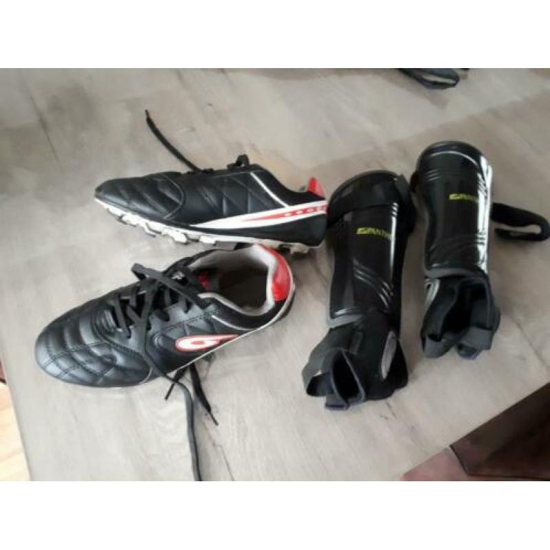 Panther voetbalschoenen maat 38 + beenbeschermers