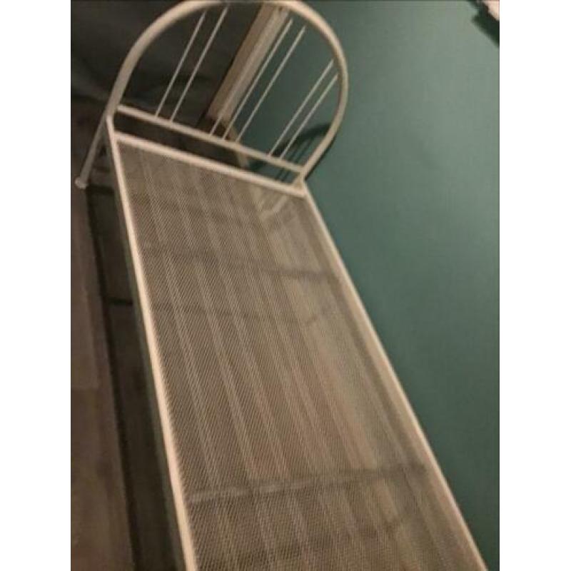 Bed / frame