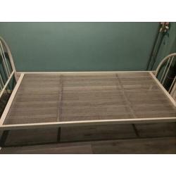 Bed / frame