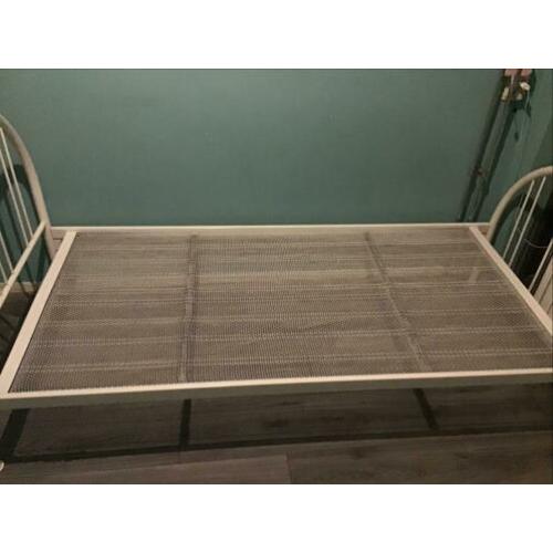 Bed / frame