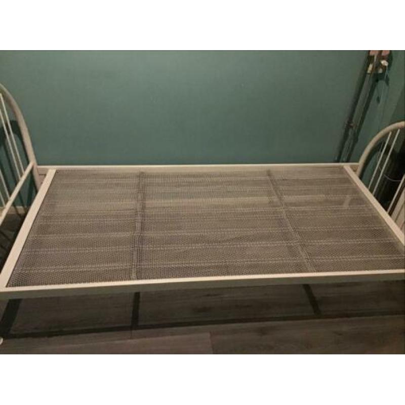 Bed / frame