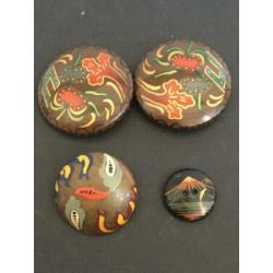 Metalen/celluloid gesp, houten knoop en broche
