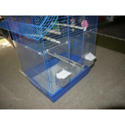 Vogelkooi groot met voerbakjes en badje