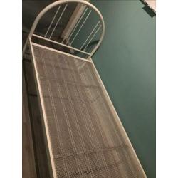Bed / frame