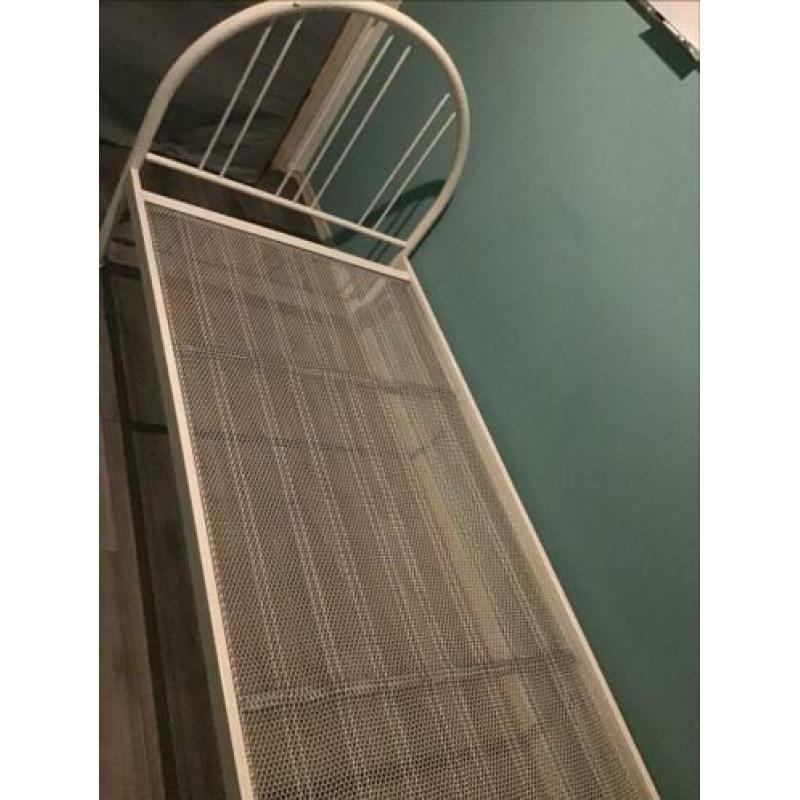 Bed / frame
