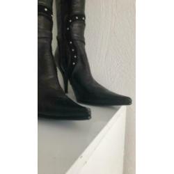 Hoge zwarte puntlaars mt39 met veel bling 47cm en hak 9cm