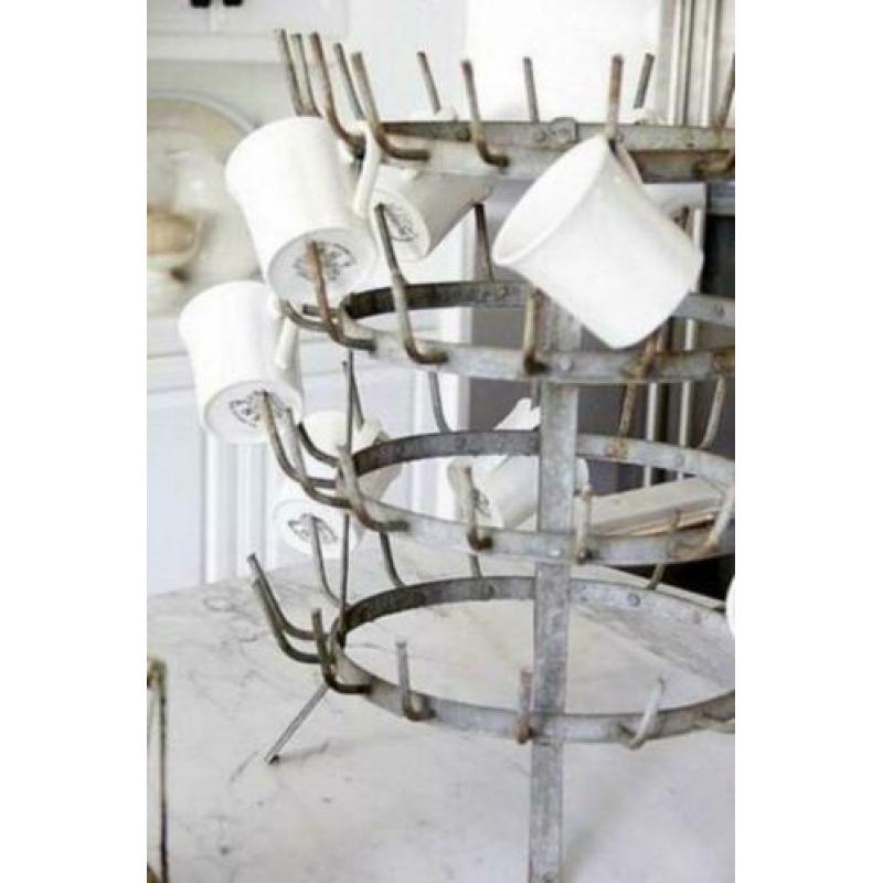 Brocant oud metalen flessenrek - pinnenrek / 44 cm. hoog