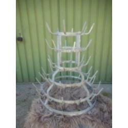 Brocant oud metalen flessenrek - pinnenrek / 44 cm. hoog