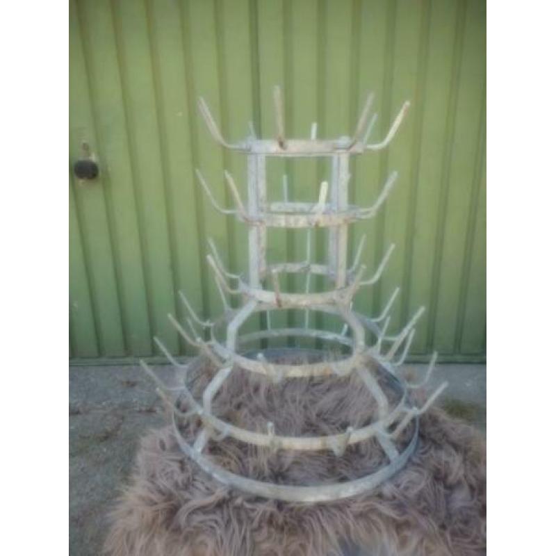 Brocant oud metalen flessenrek - pinnenrek / 44 cm. hoog
