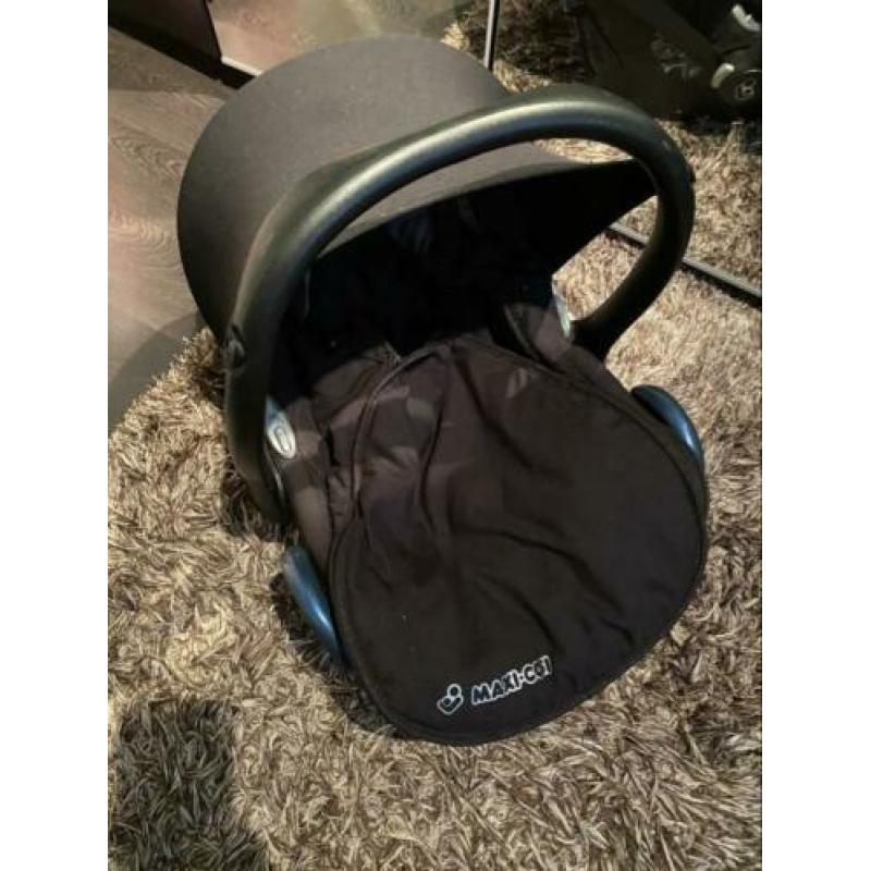 Maxi cosi Cabrio fix. Inclusief heerlijke voetenzak