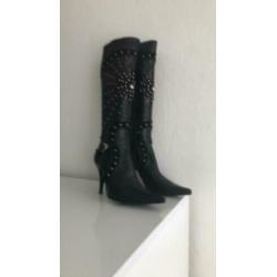 Hoge zwarte puntlaars mt39 met veel bling 47cm en hak 9cm
