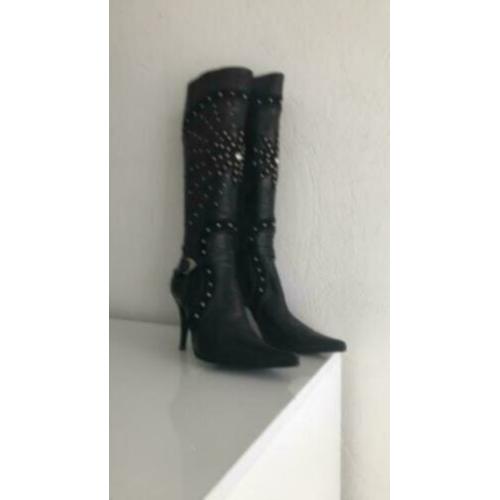 Hoge zwarte puntlaars mt39 met veel bling 47cm en hak 9cm