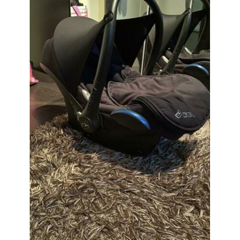 Maxi cosi Cabrio fix. Inclusief heerlijke voetenzak