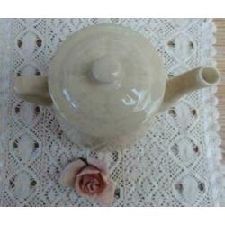 Brocante lichtgeel / creme theepotje