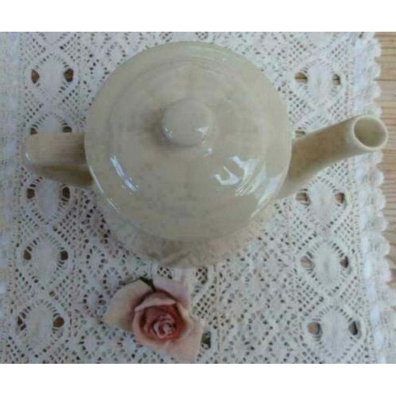 Brocante lichtgeel / creme theepotje