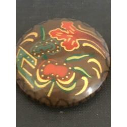 Metalen/celluloid gesp, houten knoop en broche