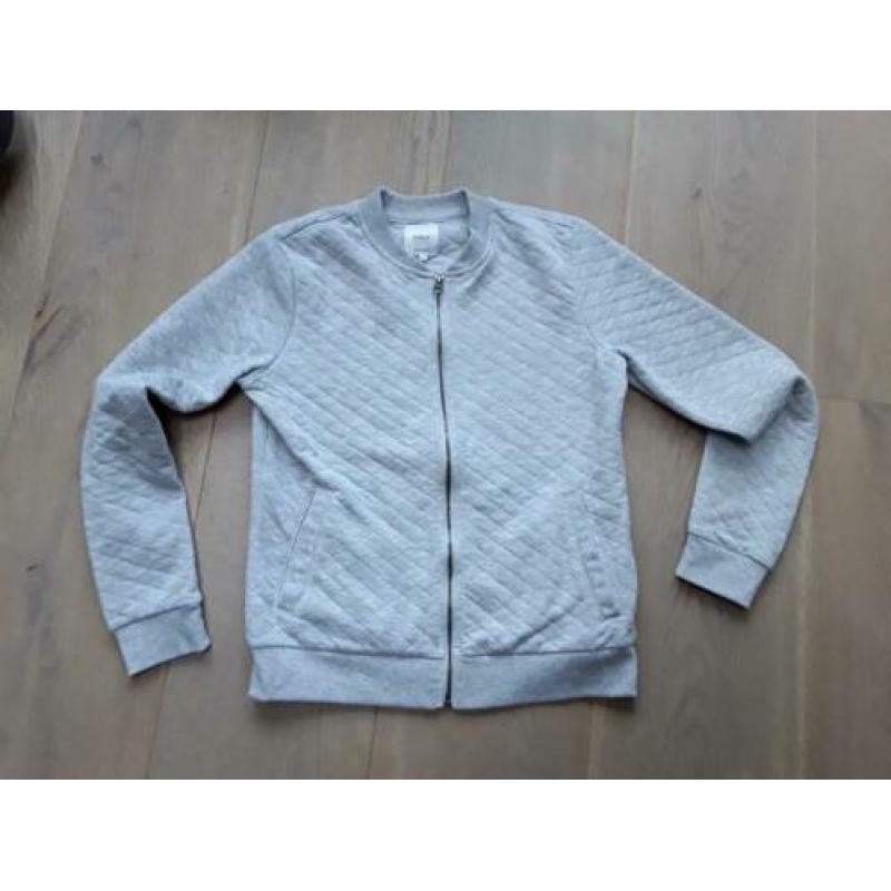 Te koop; Mooi sportief vest van de ONLY, maat; S