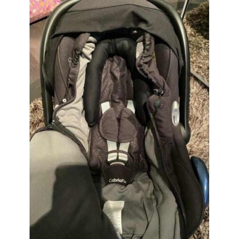 Maxi cosi Cabrio fix. Inclusief heerlijke voetenzak