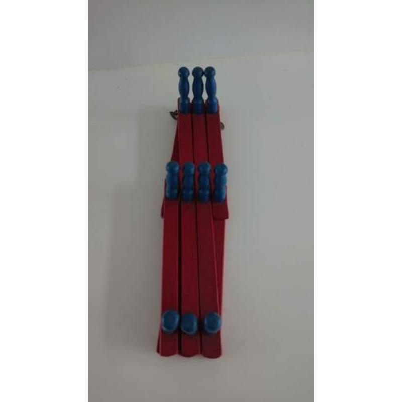 kinderkapstok 33 hoog en max 75 breed rood blauw hout