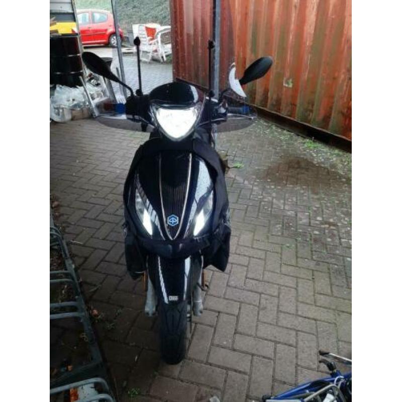 Zwarte Piaggio New Fly