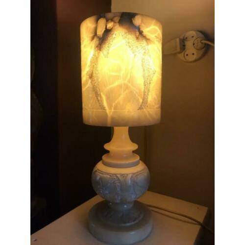 2 Albast / Alabaster natuursteen lampen hel oud en zwaar