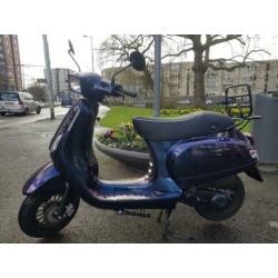Zo goed als nieuwe vespa look snor scooter