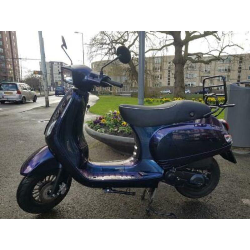 Zo goed als nieuwe vespa look snor scooter