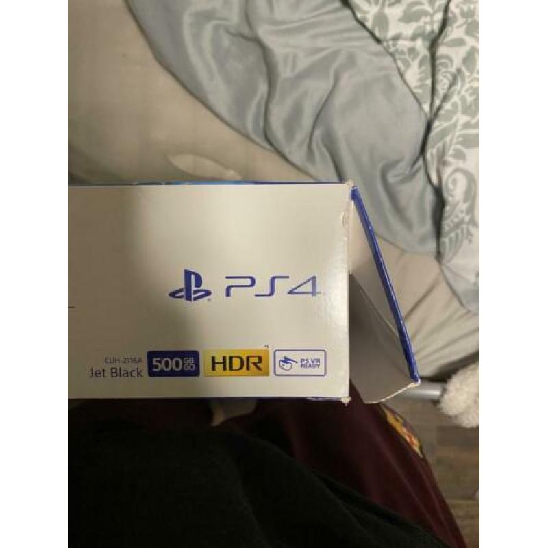 PlayStation 4 , 2 games , 2 controllers