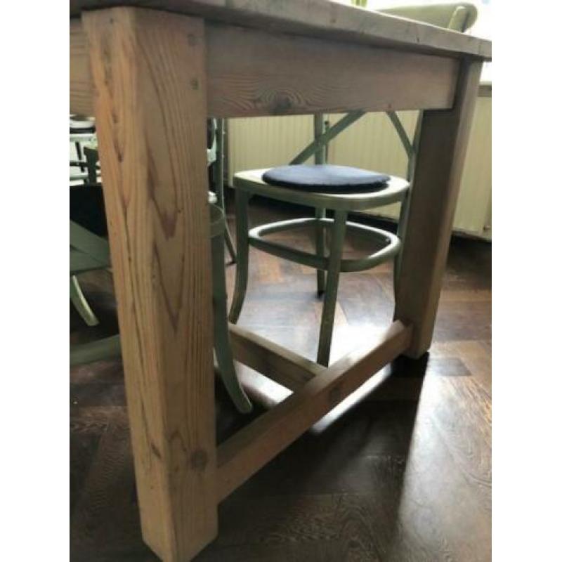 Robuuste stoere eettafel met crosschiars