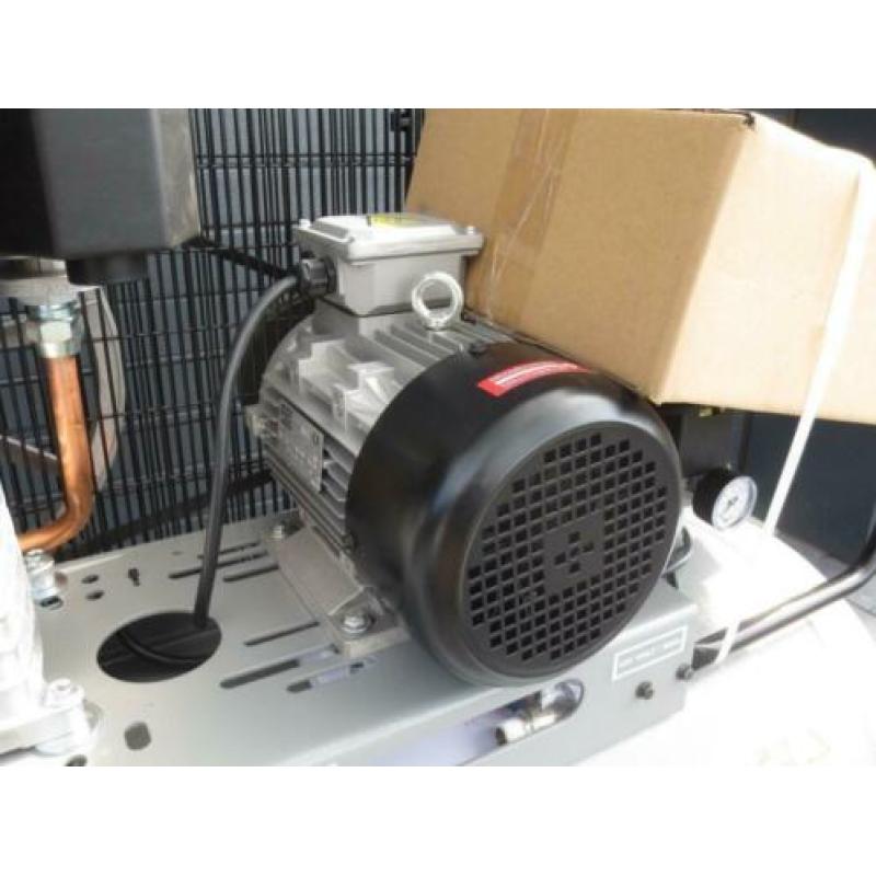 Actie!! Airpress HK 700-300/5,5 Pk/300 Liter ketel!!