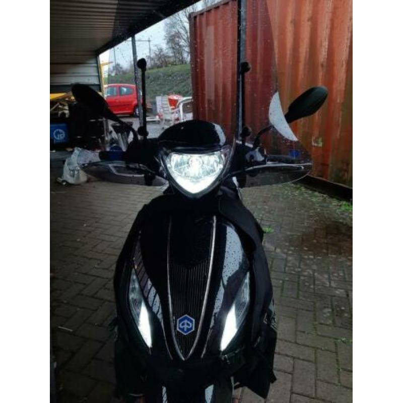Zwarte Piaggio New Fly