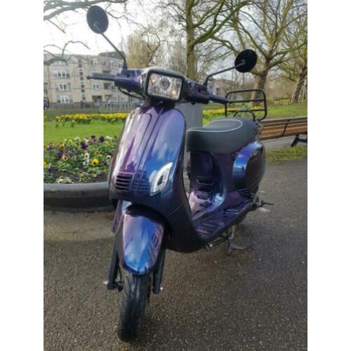 Zo goed als nieuwe vespa look snor scooter