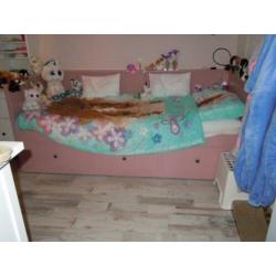 Hemnes Bed van Ikea in de kleur roze