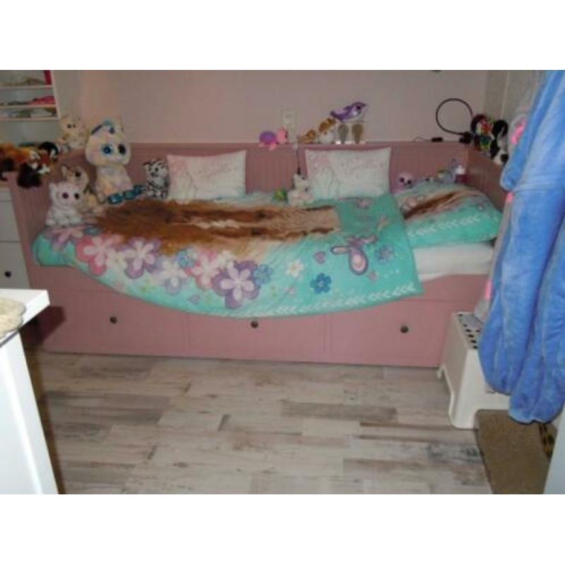 Hemnes Bed van Ikea in de kleur roze