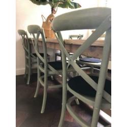 Robuuste stoere eettafel met crosschiars