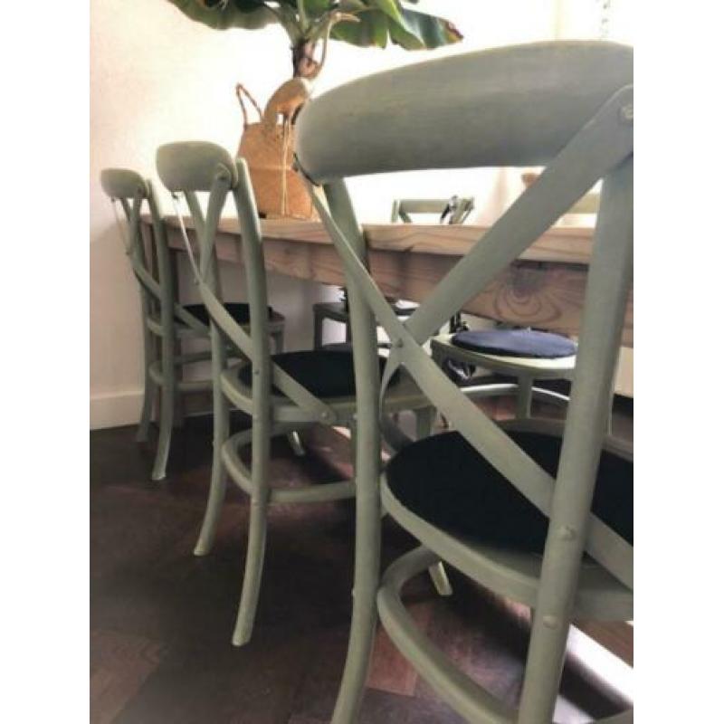 Robuuste stoere eettafel met crosschiars