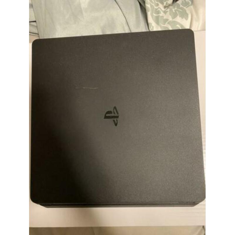 PlayStation 4 , 2 games , 2 controllers