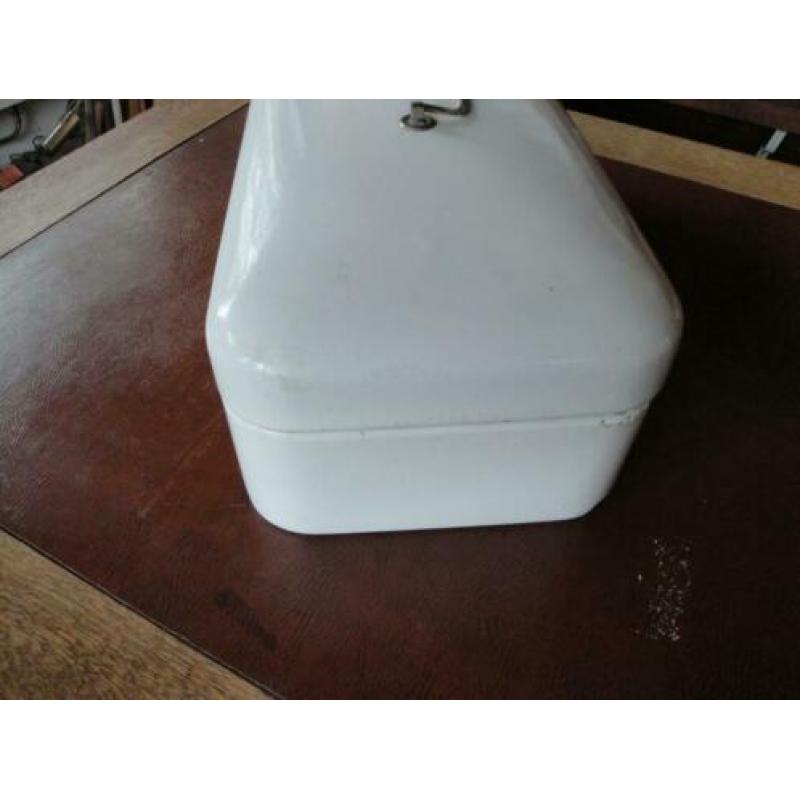 Hele mooie en gave witte broodtrommel