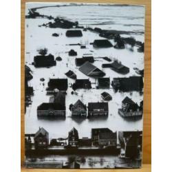 Een zee van water 1953 Hoeksche Waard Dordrecht watersnood.