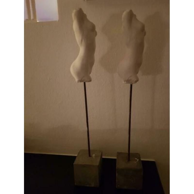 Prachtige beeld van een vrouw! Het is hand gemaakt van gips.